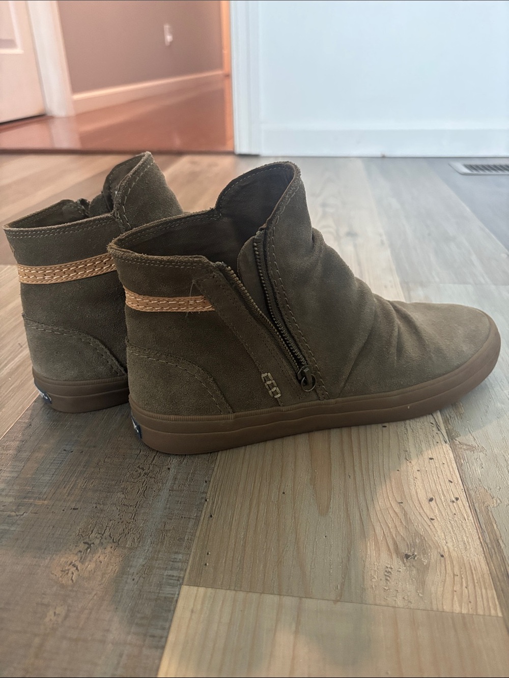 Speery women’s Olive Suede Zip-Top Booties
